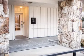 Cooper's Pointe Guest House - Image 3