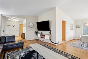 Big home on 3 acres in the City - Image 4