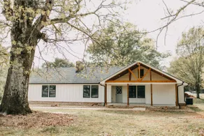 Chic Modern Farmhouse: Cozy & Stylish Escape - Image 2