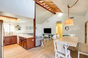 Beachy & Spacious Home in Carp - Image 4