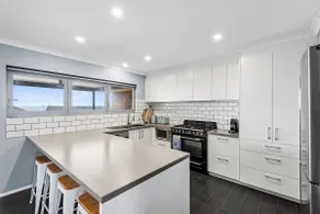 Hood Road Beach House- Hamptons inspired sleeps 9 - Image 3
