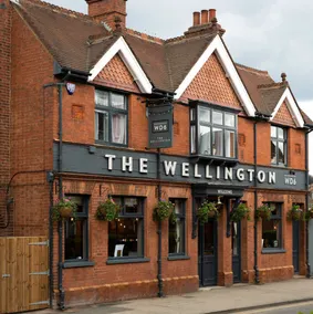 "The Cromwell" I Contractor's Haven Borehamwood I 3 - 6 Beds I Free Parking, Netflix & Sky Sports - Image 4