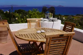 Beautiful cottage by the beach - Image 3