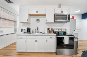Cozy King Suite|Central, Workspace + Free Parking - Image 3