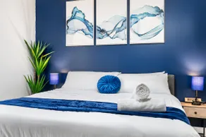 Cozy King Suite|Central, Workspace + Free Parking - Image 2