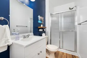 Cozy King Suite|Central, Workspace + Free Parking - Image 4