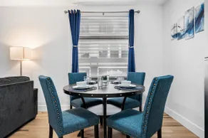 Cozy King Suite|Central, Workspace + Free Parking - Image 5