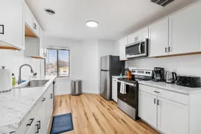 Spacious 3 BR Suite w/ Office! Central + Parking - Image 4