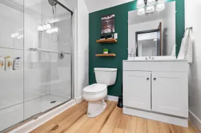 Spacious Double King bed Penthouse Suite - Image 5