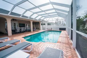 Luxury Retreat: Oasis with Pool & Putting Green. - Image 2