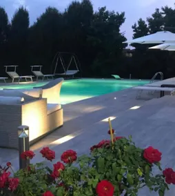Studio apartment in residence with pool - Image 2