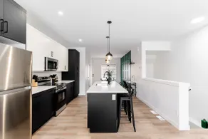 *Spacious w/ Style | Free Parking | 7 min Airport* - Image 3
