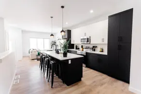 *Spacious w/ Style | Free Parking | 7 min Airport* - Image 4