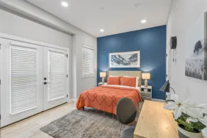 Elegant 2BD Townhome 7TH St Walkable - Image 4