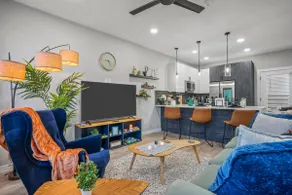 Elegant 2BD Townhome 7TH St Walkable - Image 2