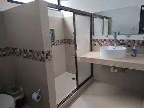 3 bedroom house with private bathroom and a garage for 3 cars - Image 4