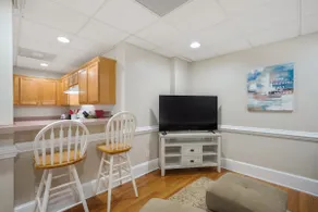 2br Apt Downtown on Main St. - Image 3