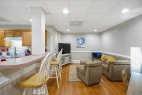 2br Apt Downtown on Main St. - Image 2