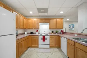 2br Apt Downtown on Main St. - Image 4
