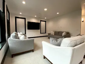 Luxurious Modern Retreat 3 King Suites - Image 3