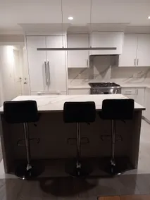 Home in Vancouver- Suite has private entrance - Image 4