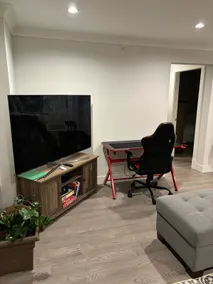 Home in Vancouver- Suite has private entrance - Image 2