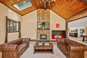 Artist's Estate with Private Pool and Game Room - Image 5
