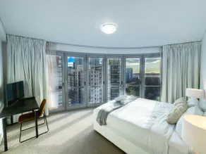 Stunning 4-Brs Apt with Darling Harbour Views! - Image 2