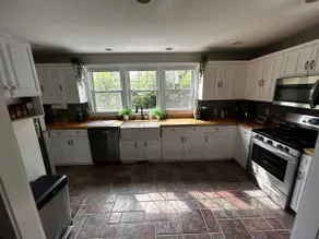 Spacious Farmhouse, 8 Mins to Providence - Image 4