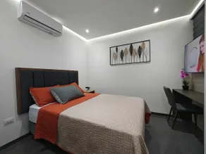 Luxury 2-Bedroom Apt in Downtown w/Free Parking - Image 5