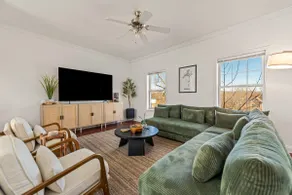 8 min to Downtown • 6000 SF • Sauna • Hot Tub - Image 4