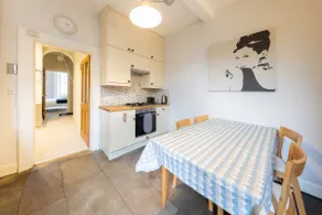 Beautiful 1 Bed Flat in Vibrant Stockbridge - Image 3
