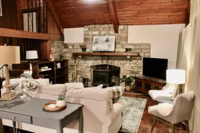 Charming 3 BR Lakeview Chalet - Image 5