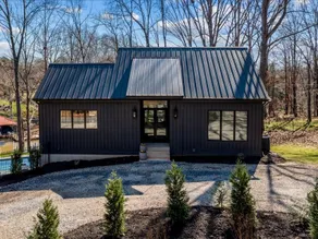 Waterfront on Lake Norman with pool and dock! - Image 2