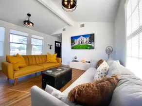 3BR/XL-BTH, 5 min to Downtown, Large Gated Parking - Image 2