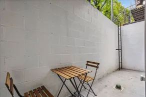 Stylish Brookland Unit Close to Coffee and Stores - Image 5