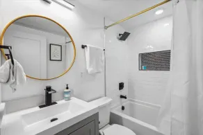 Stylish Brookland Unit Close to Coffee and Stores - Image 4