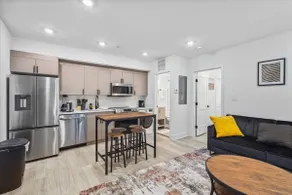 Stylish Brookland Unit Close to Coffee and Stores - Image 3