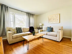 CozyChic 3BR Near Chicago| Walk to Train w/parking - Image 5