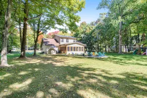 Modern gathering home w hot tub - Image 4