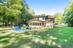 Modern gathering home w hot tub - Image 3