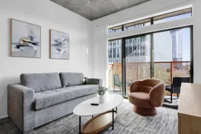 Phoenix Urban Luxury: 2BR DT Free Parking - Image 3