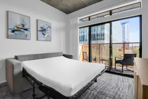 Phoenix Urban Luxury: 2BR DT Free Parking - Image 5