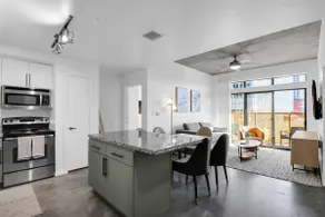 Phoenix Urban Luxury: 2BR DT Free Parking - Image 2