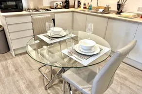 Contemporary Charm by Poole Quay - Two Bedroom Apartment with Garden - Image 5