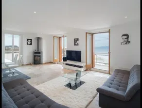 Apartment with stunning lake views - Image 3