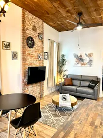 Chic & Cozy Downtown Apartment - Image 4