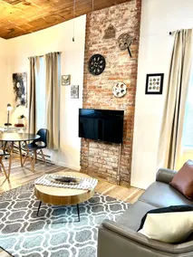 Chic & Cozy Downtown Apartment - Image 3
