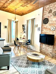 Chic & Cozy Downtown Apartment - Image 2