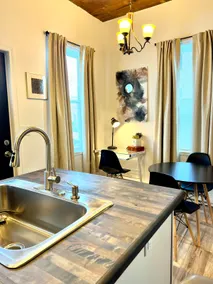 Chic & Cozy Downtown Apartment - Image 5